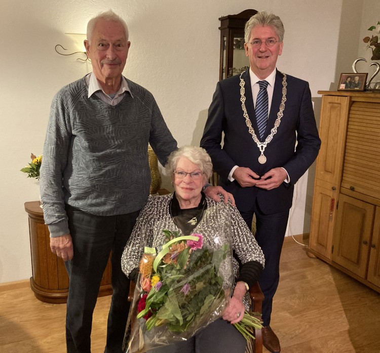 Burgemeester feliciteert bruidspaar Rijsdijk met hun 60-jarig jubileum